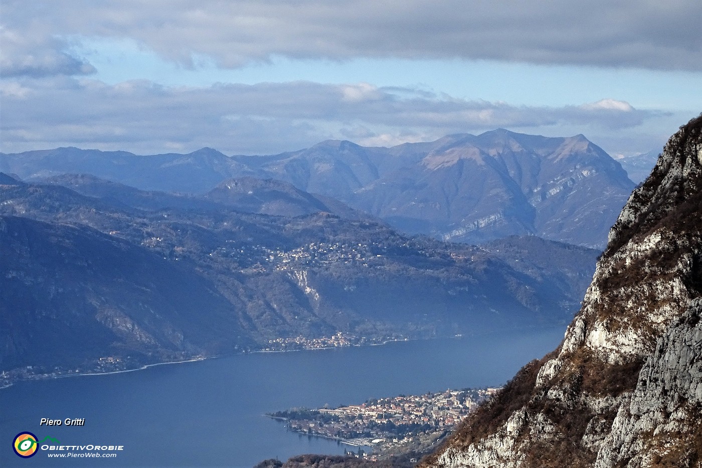 53 Quel ramo del Lago di Como con i monti del Triangolo Lariano e verso il Tremezzo.JPG